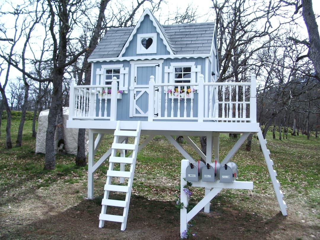 https://cdn.shopify.com/s/files/1/0782/3310/8756/files/Customer_Grey_Victorian_Playhouse.jpg?v=1689349895